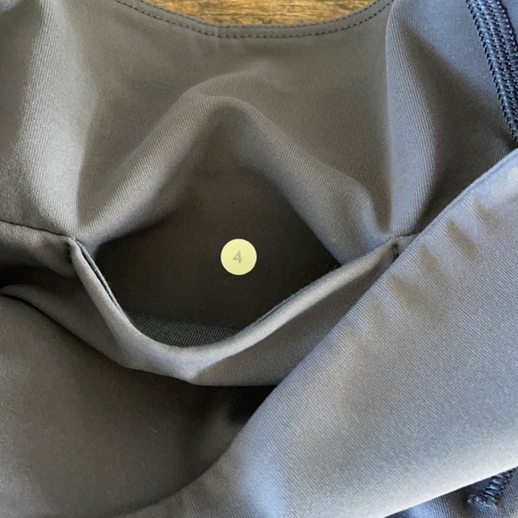 Cute high rise lululemon leggings with cut out size 4 - Picture 2 of 3